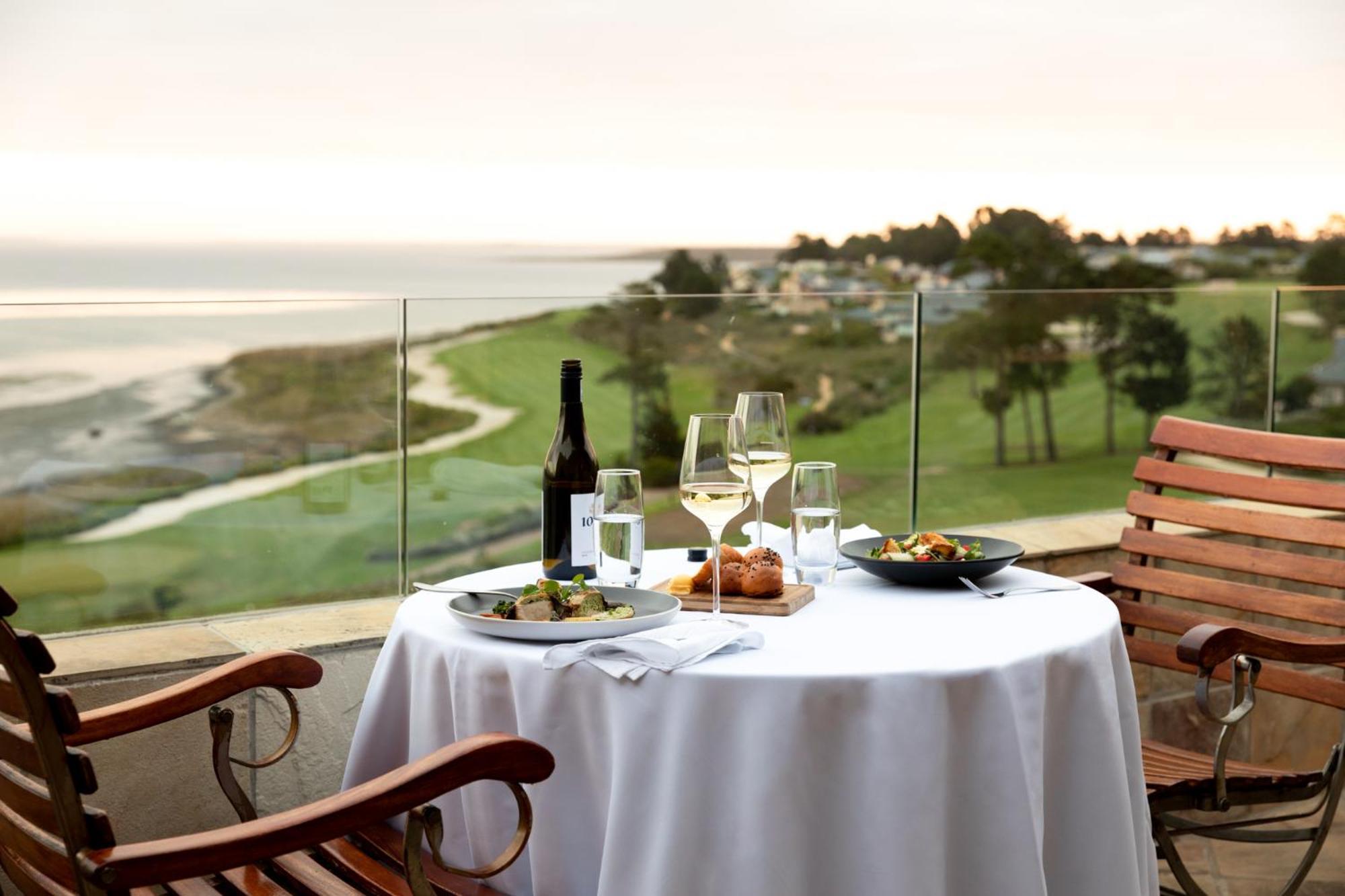 Arabella Hotel, Golf And Spa Hermanus Exterior foto A view of the 18th green at the Links at Spanish Bay