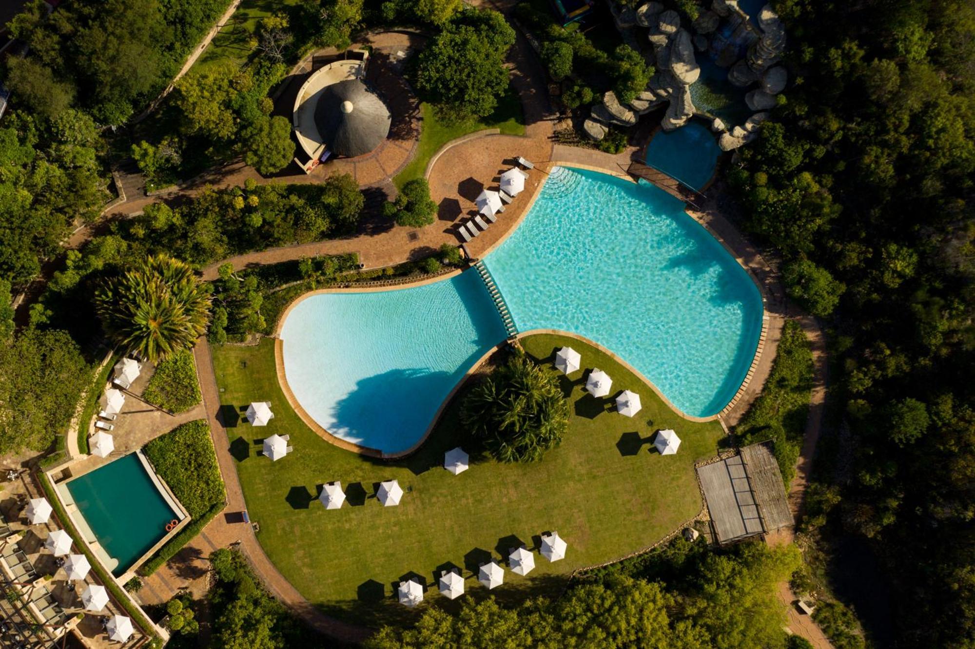 Arabella Hotel, Golf And Spa Hermanus Exterior foto Aerial view of the pool at the hotel